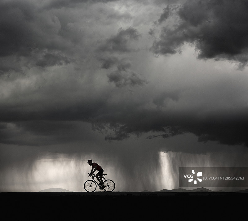 暴风雨的自行车图片素材