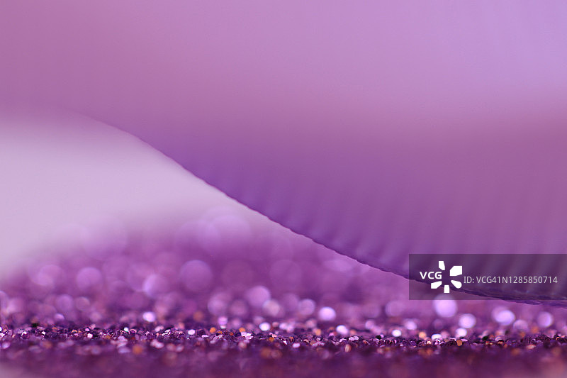 近距离的紫色光球从表面上闪光旁边的紫色丝带图片素材