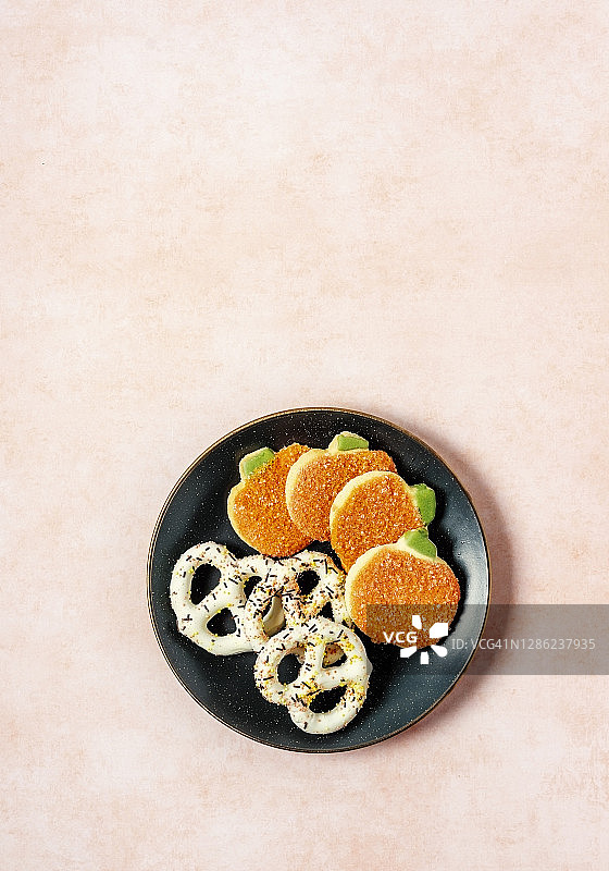 脆饼和白巧克力覆盖椒盐脆饼盘上桃子背景图片素材