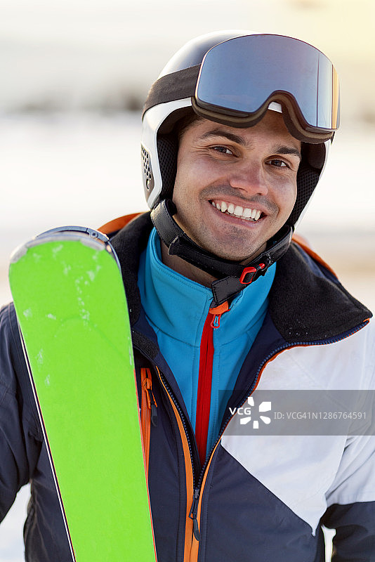 一个微笑的年轻男性滑雪者的肖像图片素材