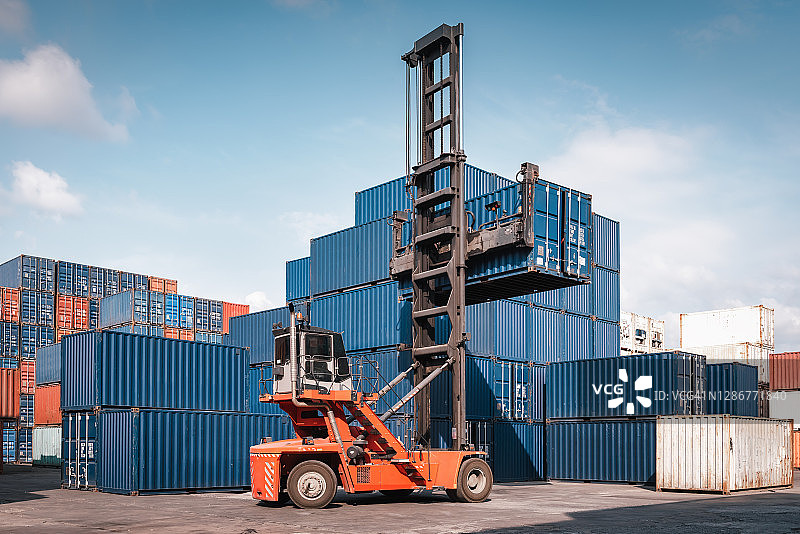 集装箱货物港口堆场仓储装卸物流运输业。货物进出口配送仓库堆垛集装箱排。航运、物流、运输及工业。图片素材