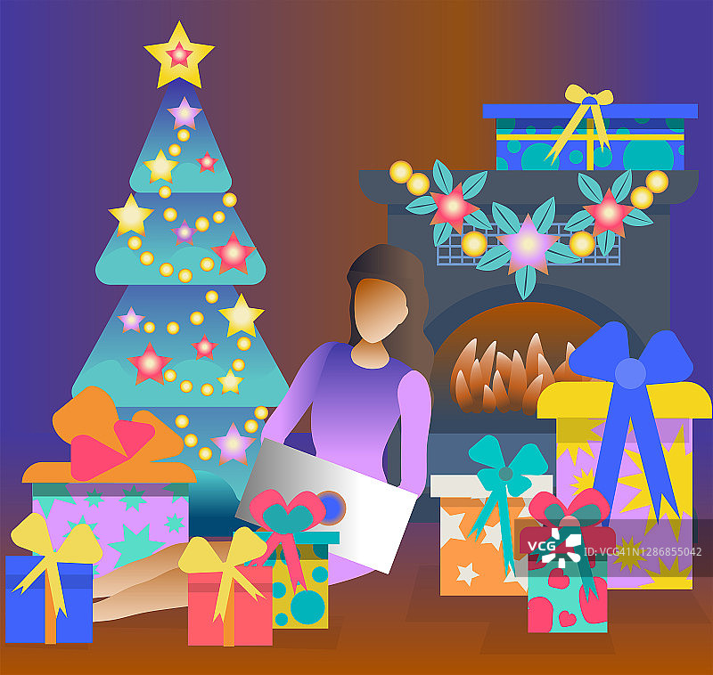 小女孩坐在靠近圣诞树和壁炉的房间里，周围摆满了礼物。一位年轻的女士正在用笔记本电脑交流。新年矢量插图卡通风格。明亮的圣诞礼物。图片素材