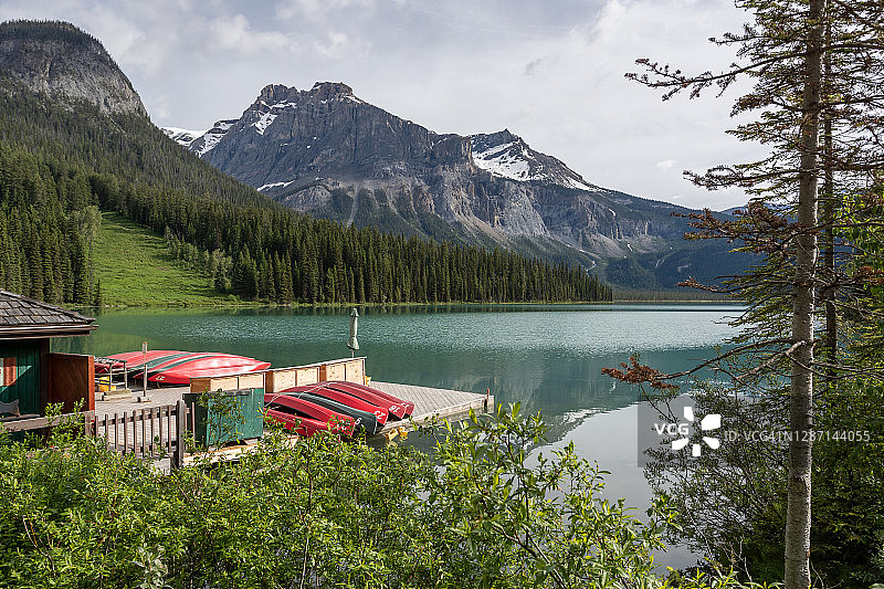 早晨，加拿大不列颠哥伦比亚省Yoho国家公园翡翠湖的独木舟租赁商店图片素材