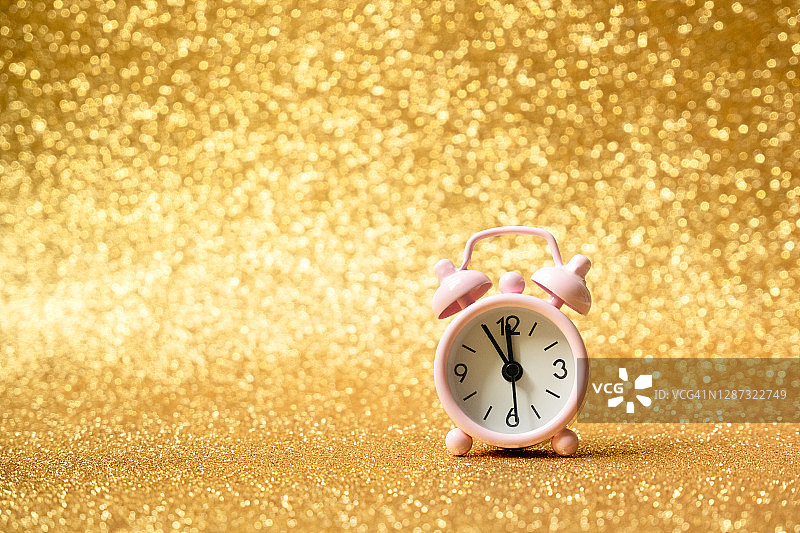 新年的背景闹钟上闪着模糊的金色图片素材