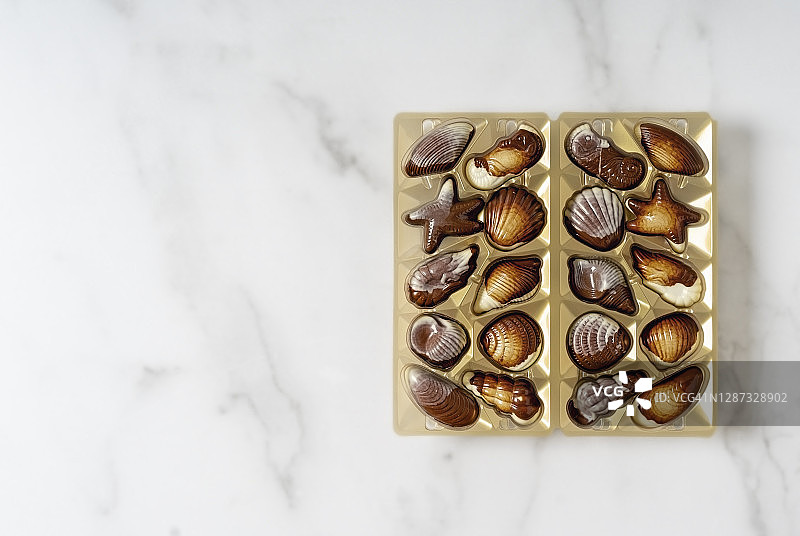 一盒白色背景的贝壳巧克力图片素材