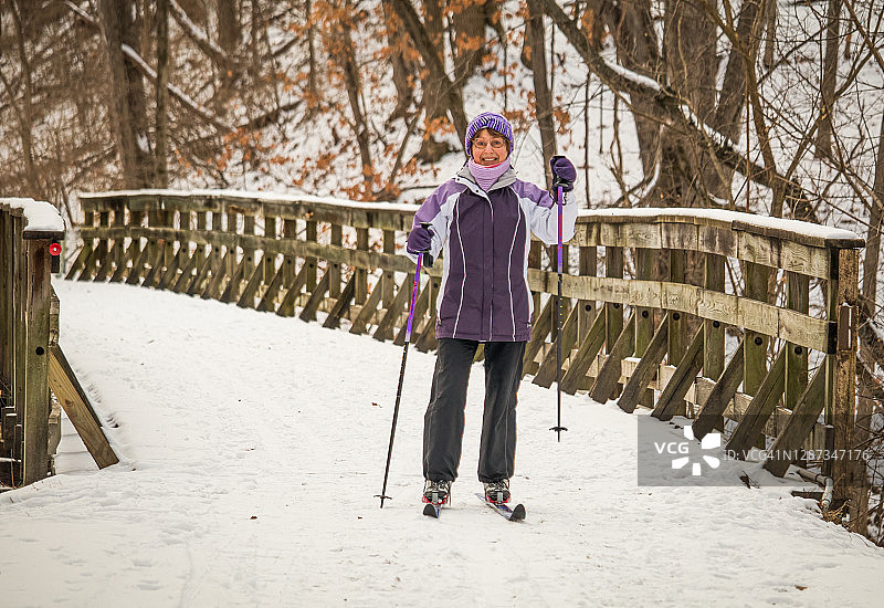 高级女子滑雪越野木桥图片素材