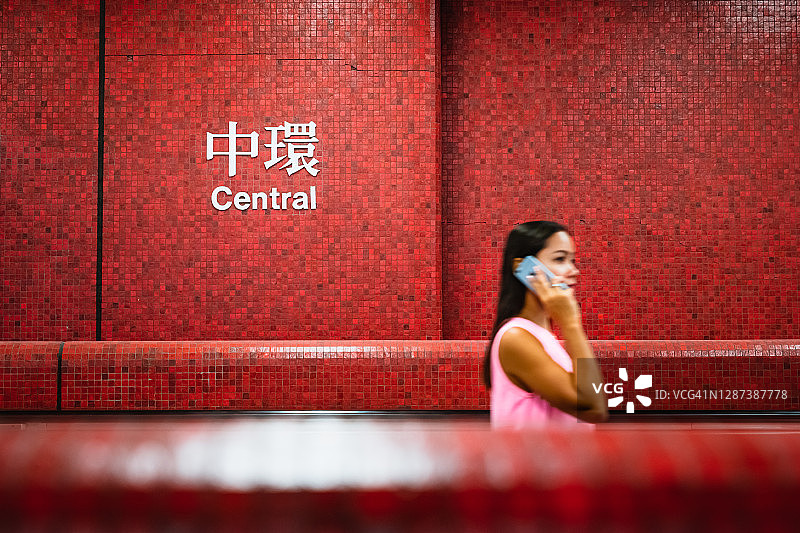 一个女人在香港地铁站打电话图片素材