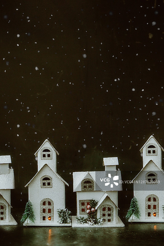 纸板装饰房子在冬季圣诞场景图片素材
