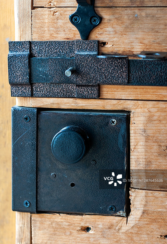 木门上的大锁和铁栓，特写照片图片素材