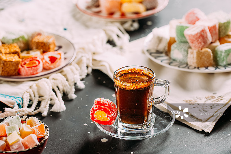 美味的土耳其咖啡和快乐图片素材