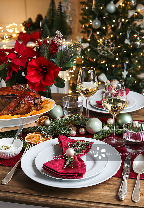 圣诞餐桌上有烤火鸡和葡萄酒图片素材