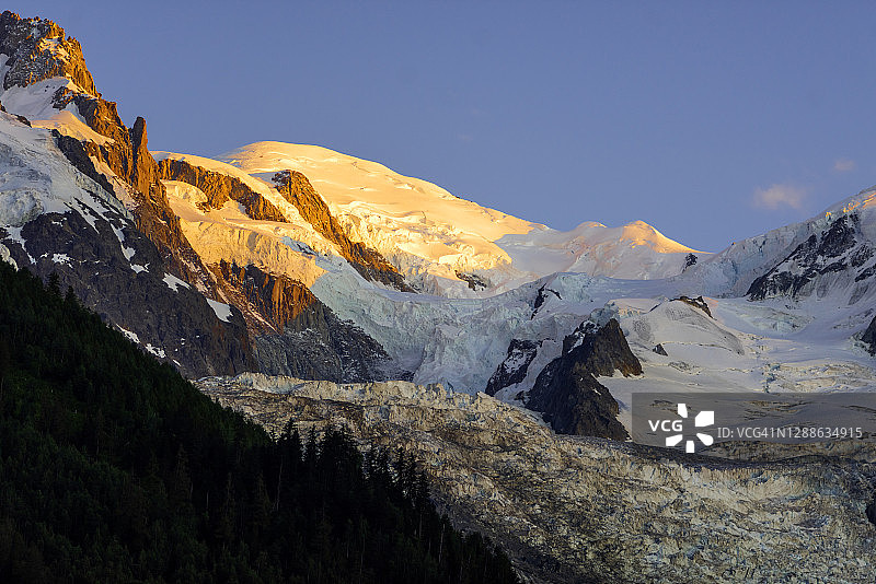 夕阳下的勃朗峰(4810m)，底部是波松冰川图片素材
