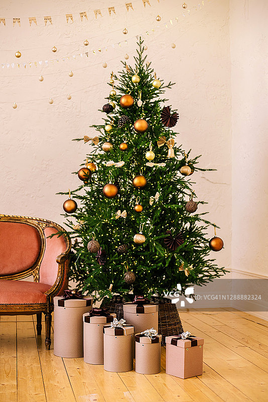 圣诞树在家里装饰。图片素材