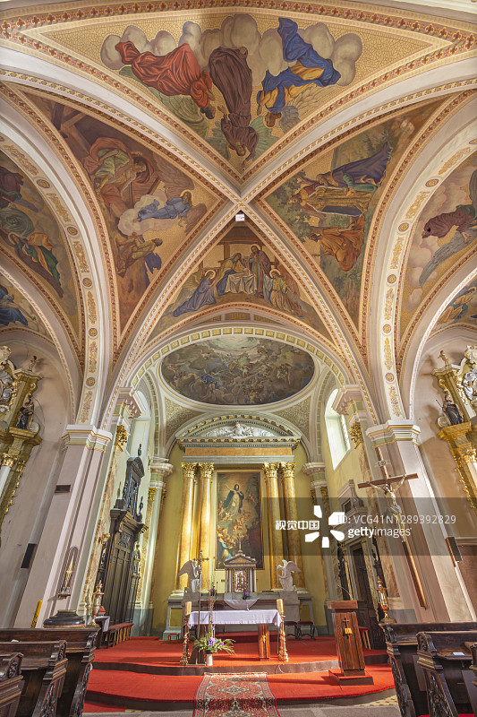 Banska Stiavnica -教区教堂的中殿。图片素材