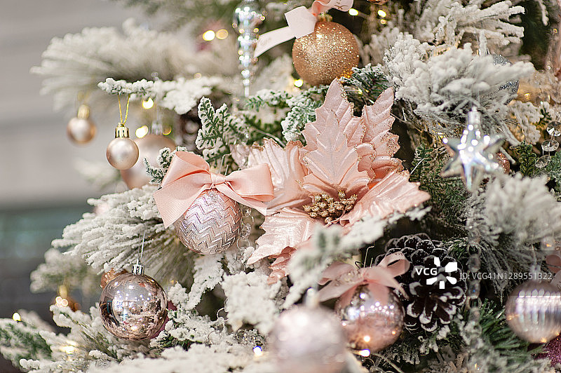 白色圣诞树装饰-球，灯，装饰品，蝴蝶结，一品红图片素材
