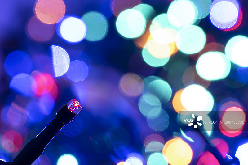 圣诞灯泡与多色抽象背景的特写图片素材