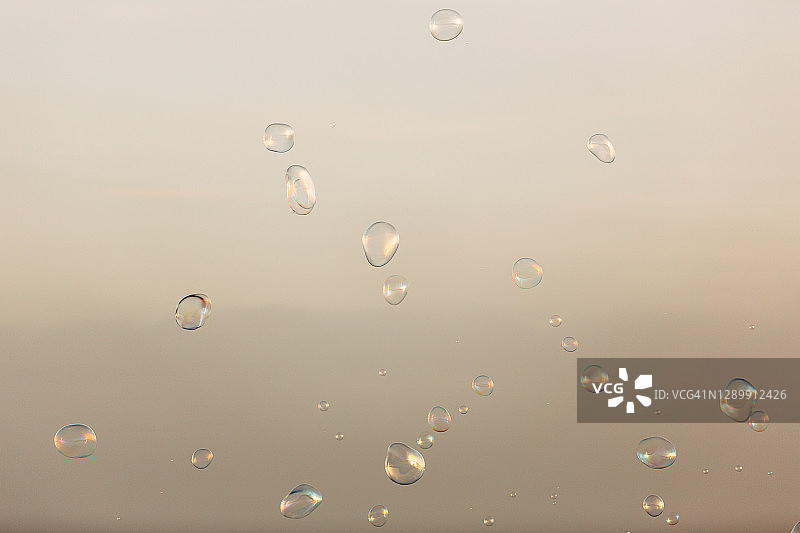 泡沫映衬着晴朗的夜空图片素材