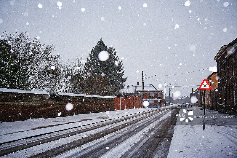 雪花飘落在城市的街道上图片素材