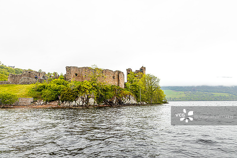 尼斯湖的厄克特城堡。尼斯湖是苏格兰高地因弗内斯西南部一个又大又深的淡水湖图片素材