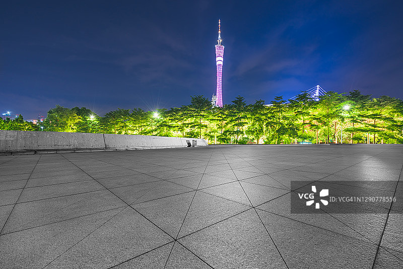 夜晚，远处是市民公园的石平台和广州电视塔。中国广东省。图片素材