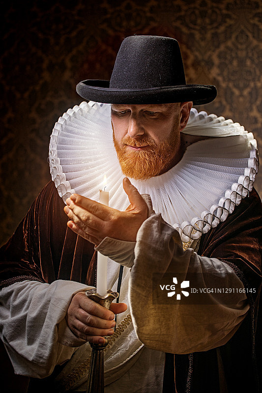 红发传统荷兰男人在烛光下图片素材