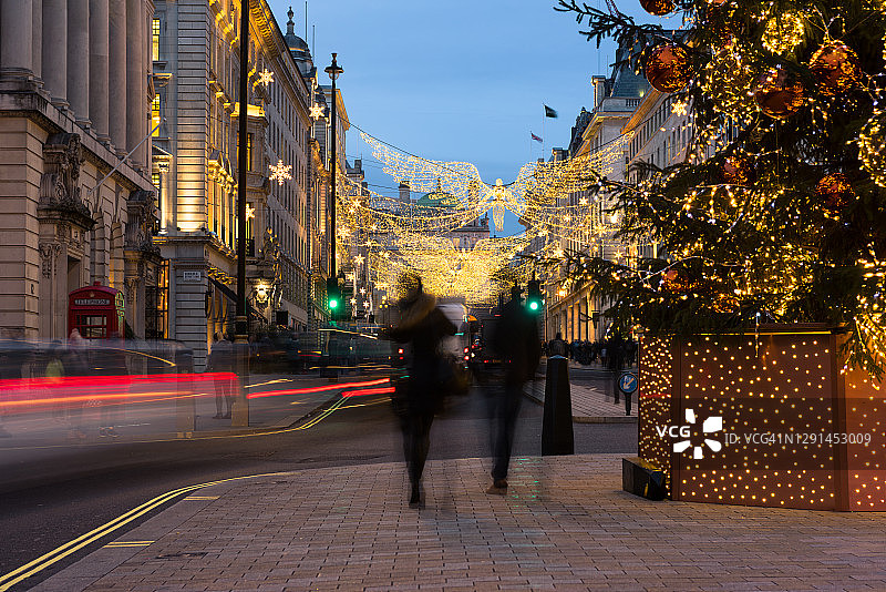 圣诞灯和交通在伦敦西区，英国。图片素材