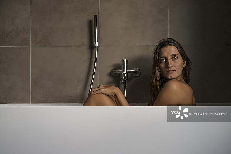浴缸里的女人图片素材