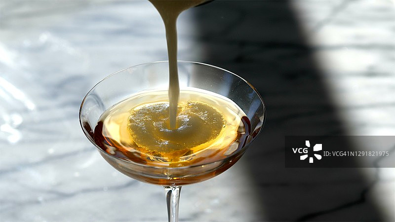 经典威士忌酸金酒禁酒风格鸡尾酒在coupe玻璃杯。图片素材