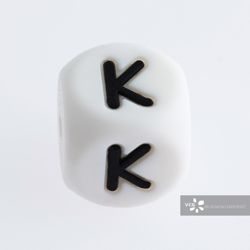 骰子与字母K在白色的背景图片素材