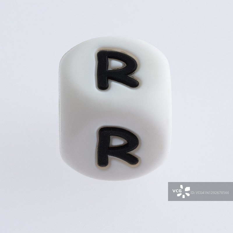 骰子与字母R在白色的背景图片素材