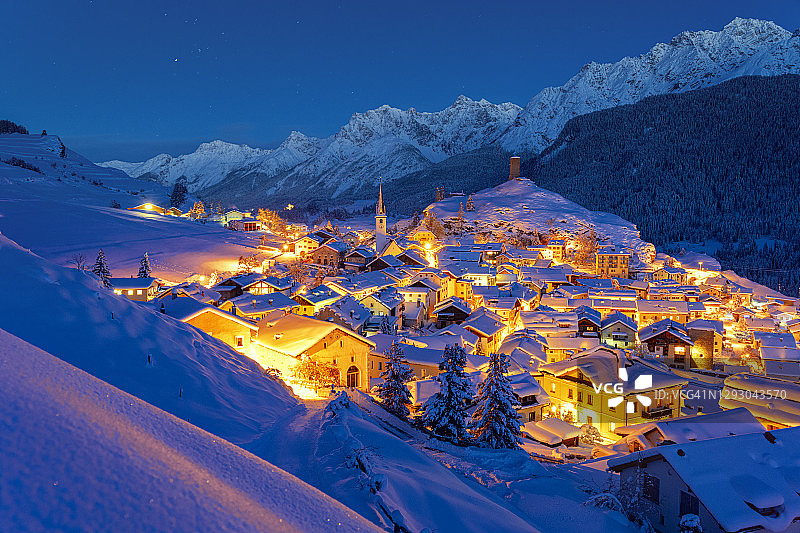 瑞士白雪覆盖的阿德兹村的黄昏图片素材