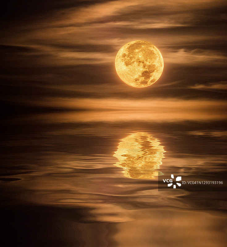 完整的框架，满月在天空日落时反映在水面上。图片素材