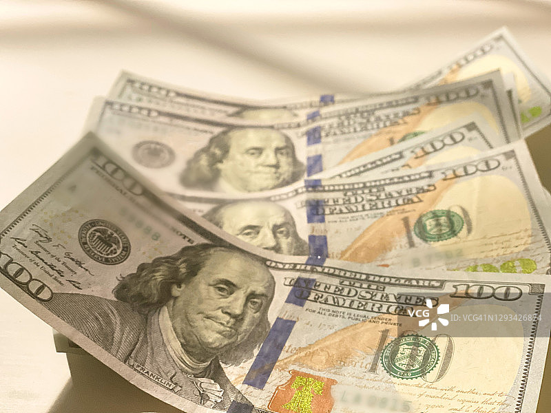 经济刺激:6张清爽的100美元钞票图片素材