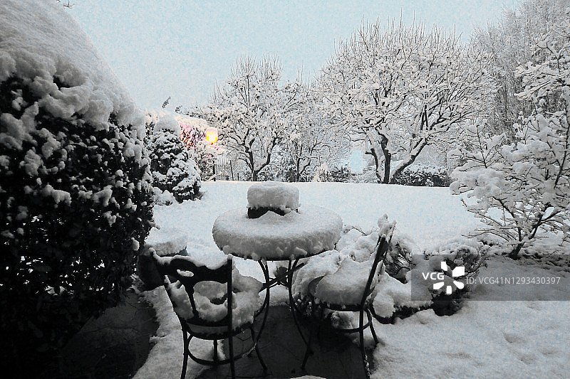 白雪覆盖的意大利花园与桌子图片素材