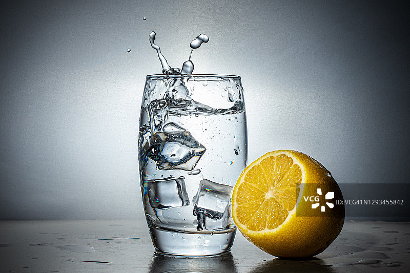 一杯水，柠檬和冰。图片素材