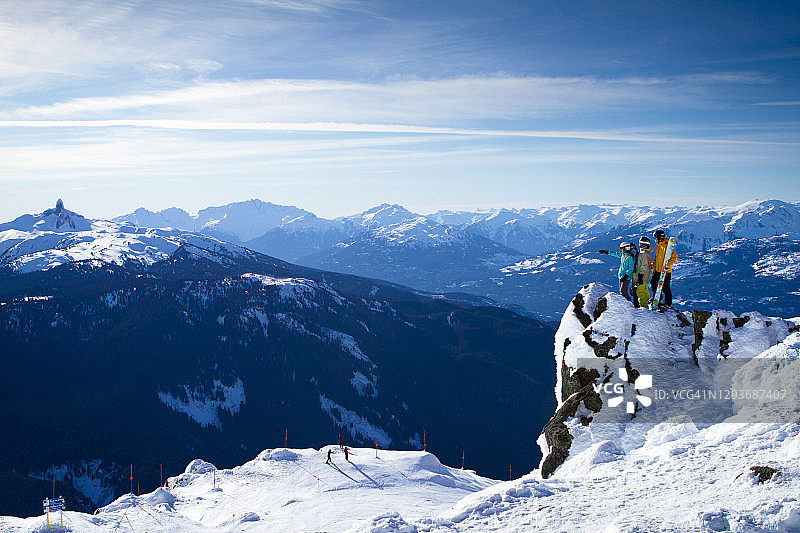 一群朋友在惠斯勒黑梳滑雪场滑雪。图片素材