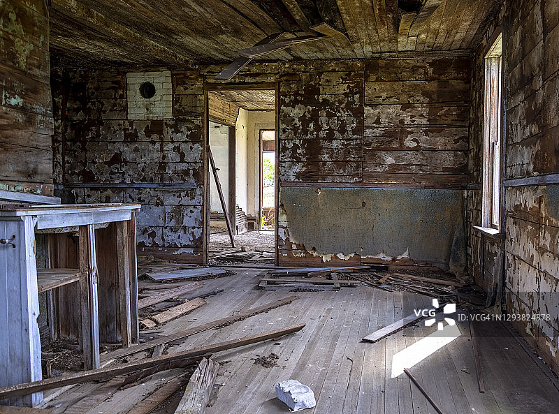 一个废弃房子里的前厨房的场景图片素材
