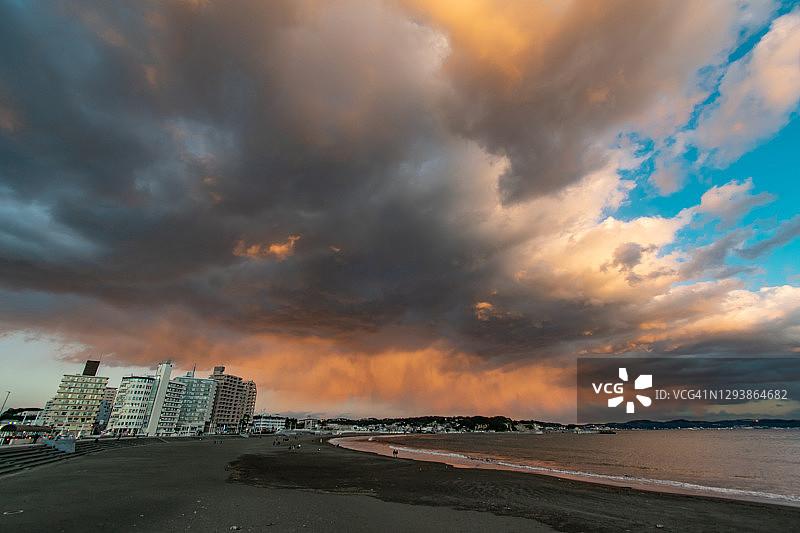 日本神奈川县的日落海滩图片素材