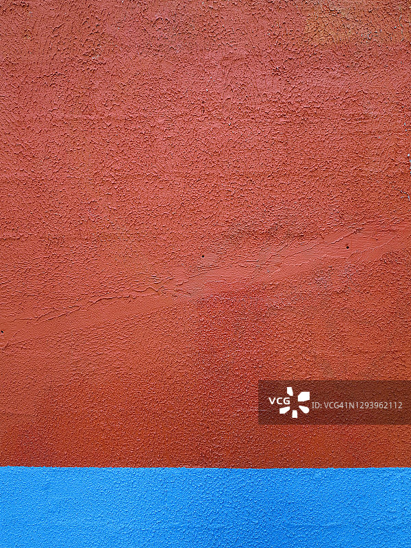 布鲁塞尔的混凝土房屋外立面涂上对比鲜明的颜色图片素材