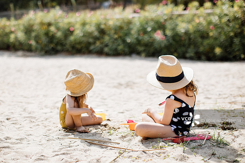 快乐的小女孩们在沙滩上玩耍图片素材