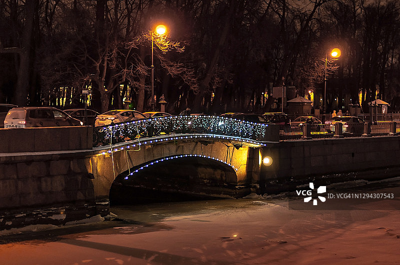 新年装饰的桥梁上的运河在圣彼得堡中心，俄罗斯图片素材