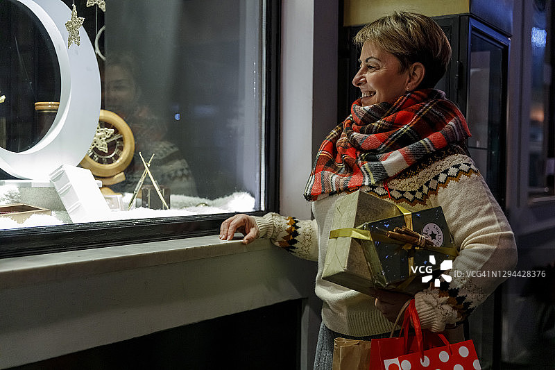 女人微笑着逛街买圣诞礼物图片素材