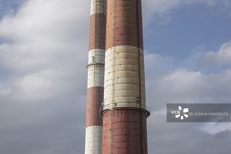 卡托维兹煤矿旁的旧砖制工业烟囱的特写。摘要工业背景。全球变暖，二氧化碳排放，煤炭能源问题，空气污染，气候变化。图片素材
