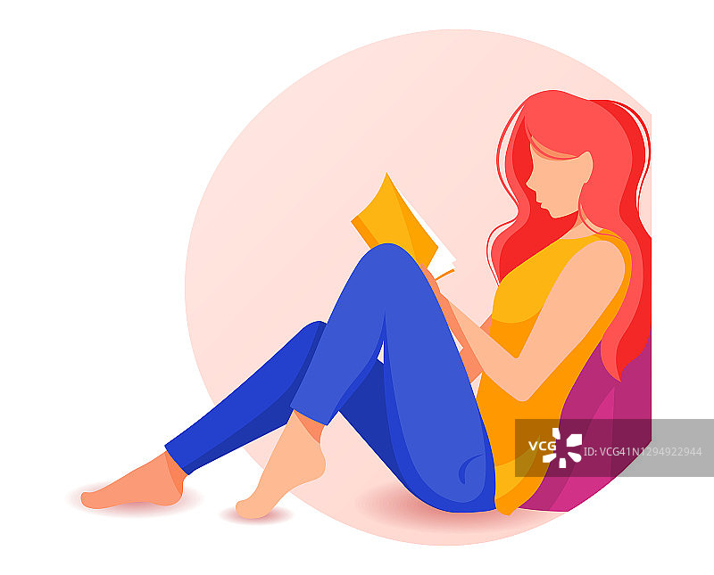坐在地板上看书的女人。阅读、学习的概念。图片素材