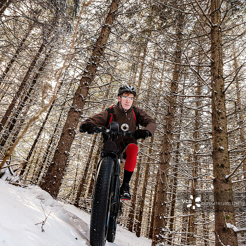 成年男子在冬天骑着肥自行车图片素材