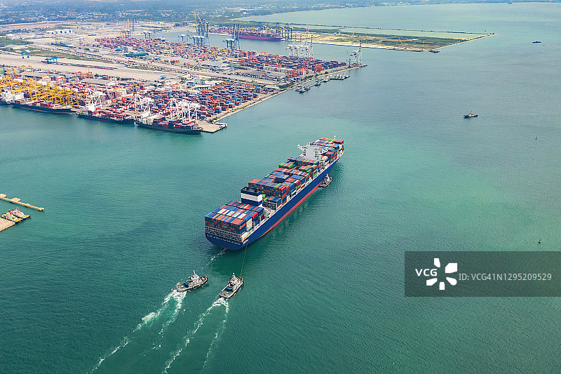鸟瞰图集装箱货物全承运人集装箱到码头商业港口的业务物流，进出口，海运或货运。图片素材