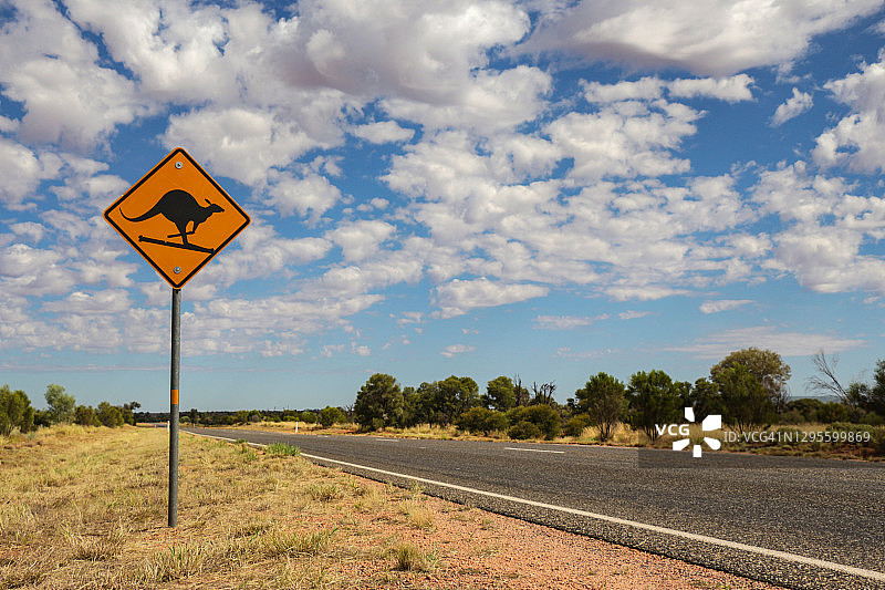 澳大利亚斯图尔特高速公路上的一个滑雪袋鼠路标图片素材