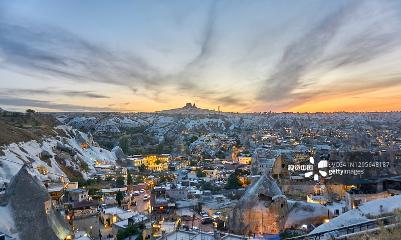 日落时分，土耳其卡帕多西亚的戈雷米全景图片素材