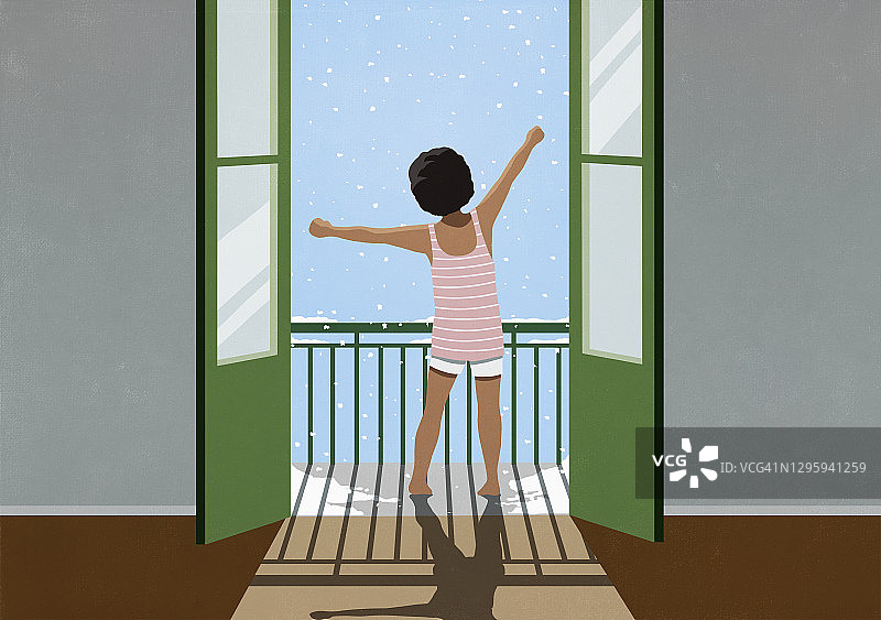 兴奋的女孩醒来，伸展在下雪的冬天阳台上图片素材