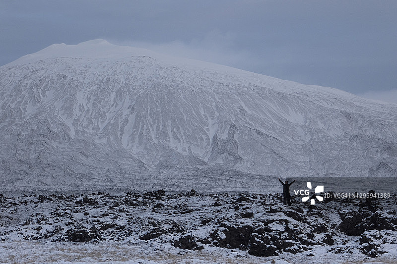 冰岛，Sn fellsj kull，偏远的雪山景观中的一个精力充沛的女人图片素材